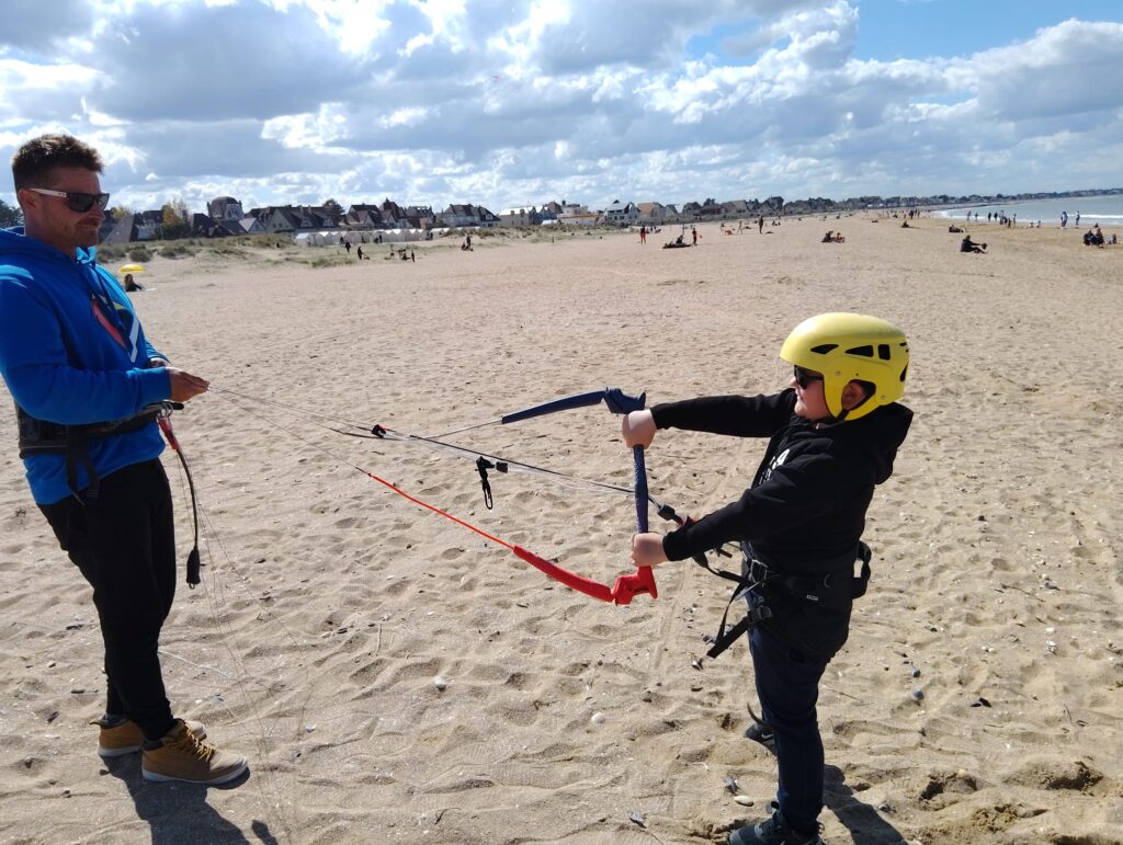 cours kitesurf enfant plage